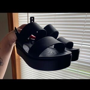 Brooklyn low wedge Platform Crocs